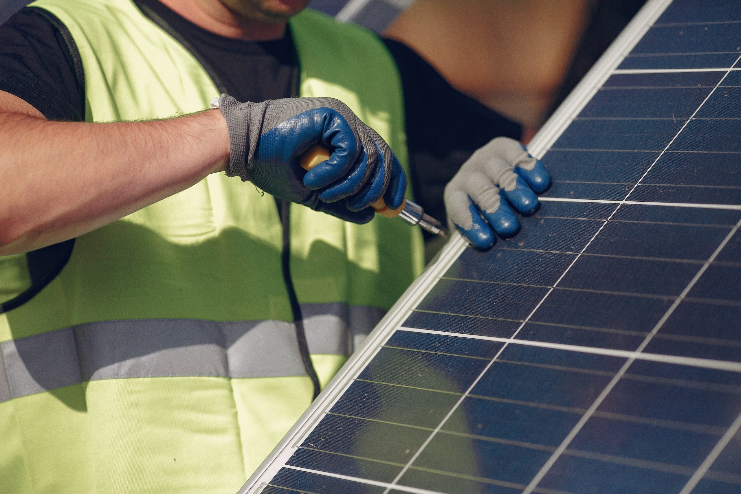 Técnico con casco revisando una instalación de paneles solares